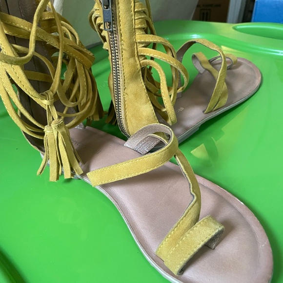 Jeffery Campbell size 7 yellow suede gladiator fringe ankle sandals - Picture 4 of 8